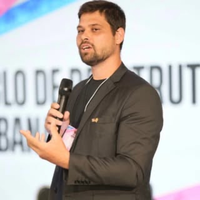 Foto oficial de Victor Oliveira